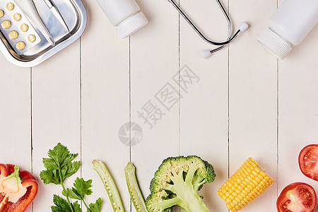 含有测量胶带 哑铃和瓶装水的胡椒贝尔Bell Pulp 在白色上隔离饮食食物早餐健身房水果瓶子绿色蔬菜药丸运动图片