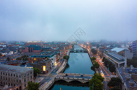 美丽的伦敦城市的夜景与城市建筑桥梁在远处与摩天大楼和海水图片