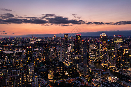 夜间东伦敦全景空中天际线景观 背景是金丝雀码头的摩天大楼和美丽多彩的天空图片