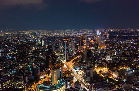 夜间在墨西哥城的黑暗天空中 用灯光照耀着美丽建筑的鸟瞰图图片