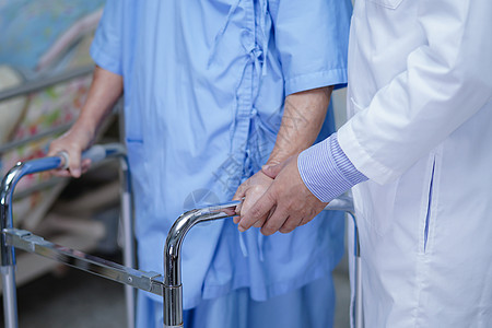医生帮助亚洲老年人或老年老妇病人在护理医院病房与行尸一起散步 提供助产服务图片