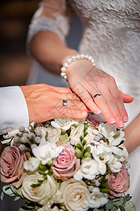 新郎和新娘的手裙子花朵男人情怀戒指幸福花瓣叶子庆典新婚图片