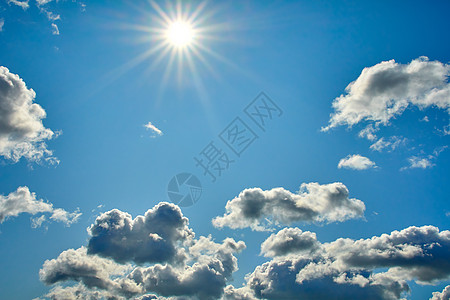 蓝天 有云和太阳背景环境天气气候天堂自由风暴阳光场景柔软度晴天图片