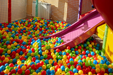 带彩色球的儿童游乐场塑料滑梯图片