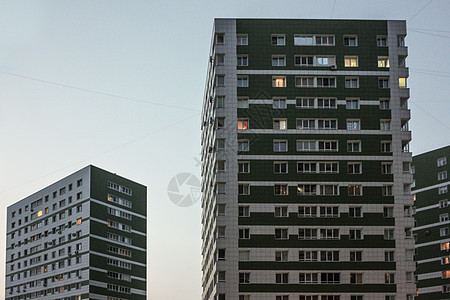 照片来自多层楼楼和浅蓝天空背景图片