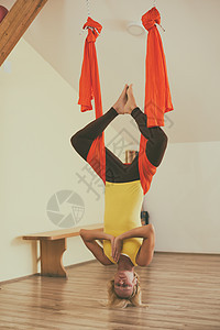 从事空中瑜伽的妇女健身房体操训练肌肉运动意识教练姿势专注冥想图片