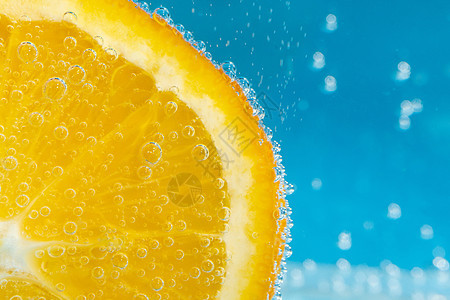 水中橙色水果 精密的宏 刷新葡萄汁饮料 鸡尾酒图片