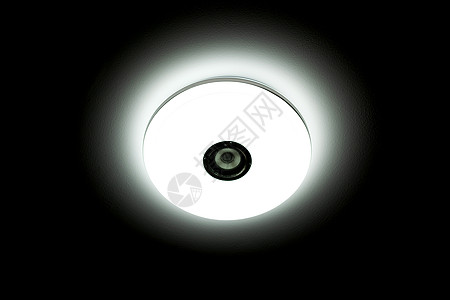 黑色背景上内置无线扬声器的白光 LED 吸顶灯图片