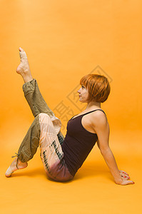 红女孩做瑜伽女士练习姿势运动瑜珈图片