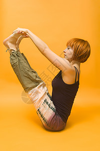 红女孩做瑜伽女士姿势瑜珈练习运动图片