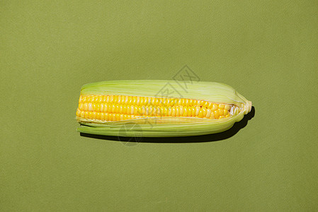 绿色背景的新鲜玉米椰子 Ripe 玉米蔬菜粮食食物白色农业黄色营养谷物饮食棒子图片