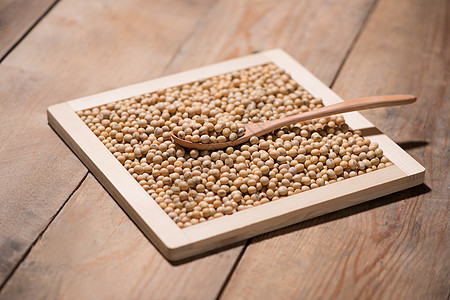 豆子在勺子中的豆子放在木制桌上营养豆类农业蔬菜白色黄豆食物粮食种子图片