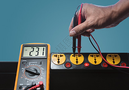 从电源出口用数字计量仪测量230伏的空调压强值技术员电压技术力量屏幕交流电盒子阅读电压表电气图片