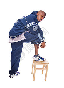 清凉的年轻白背景嘻哈男男人男性运动说唱凳子黑色运动员成人青春期贫民窟图片