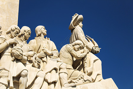位于里斯本的发现纪念碑 在蓝天下航海海军石头天空太阳支撑蓝色旅行导航雕塑图片