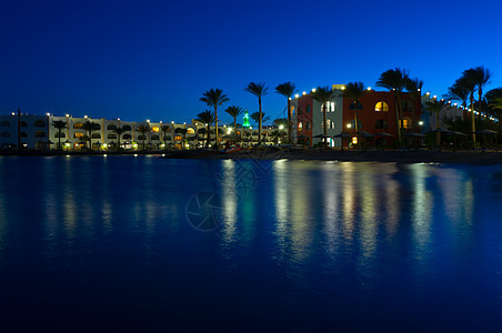 红海晚间度假胜地照明假期游泳阴影海滩旅行海岸酒店阳伞水池图片