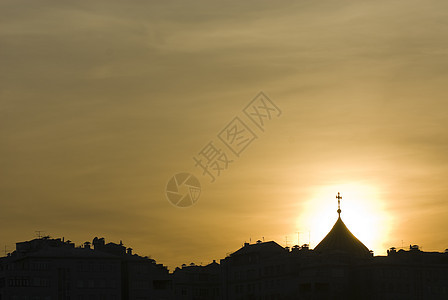 日落之光中的教堂穹顶图片