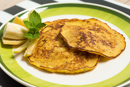 美味香蕉煎饼蛋糕桌子营养油炸甜点黄油香蕉水果食物午餐图片