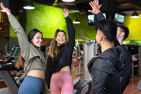 快乐的五大朋友团体 在健身房一起享受健身健身锻炼 欢庆快乐图片