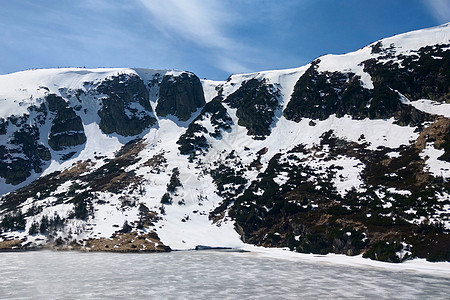 山顶高处是阳光明媚的夏日下雪图片