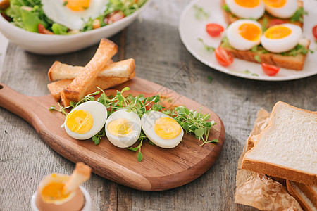 鸡蛋的烹饪方式各有不同 用鸡蛋做早餐食物叶子面包盘子白色沙拉饮食绿色黄色蔬菜图片