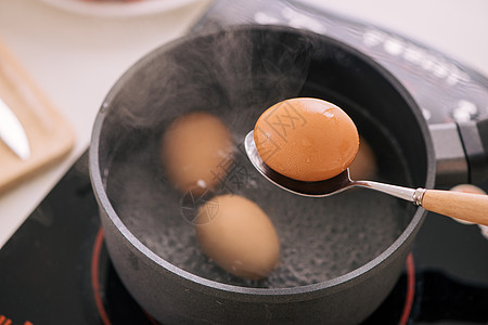 厨师把煮鸡蛋放在杯子烹饪甜美棕褐色烤猪肉肉汁Moo Palo概念食物火炉营养饮食金属平底锅厨房白色早餐图片