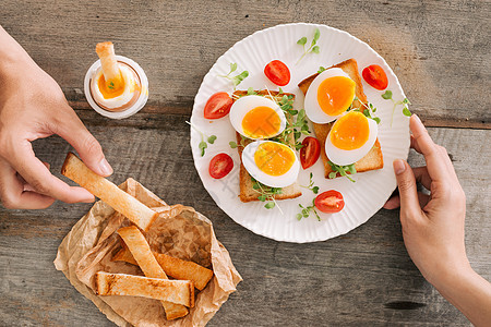 木板上新鲜的煮白蛋 健康的健康早餐饮食盘子黑色食物火腿绿色水平午餐白色图片