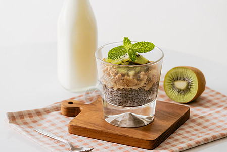 以酸奶 坚果 基威和奇阿种子提供健康的早餐 一碗新鲜水果饮食营养稀饭小吃食物白色奇异果桌子甜点图片