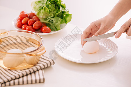 女性近亲手切煮鸡蛋做早餐 用白木制的蔬菜混杂在白木背景上健康盒子食物男人饮食白色厨房午餐图片