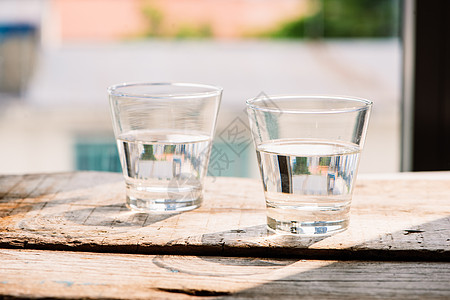 木制背景的桌上两杯水 放在桌子上白色花园茶点绿色杯子卫生生活饮料保健液体图片