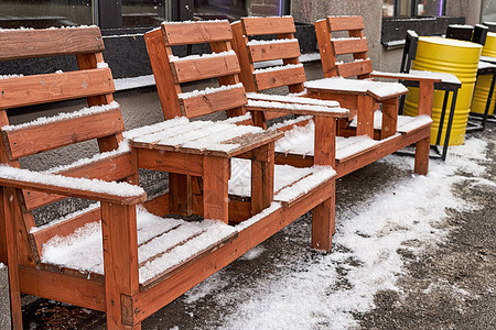 街上摆着一张有桌子的木板凳 上面布满了积雪图片