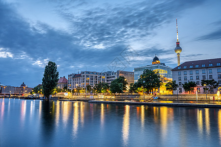 黄昏时柏林市中心的斯普里河图片
