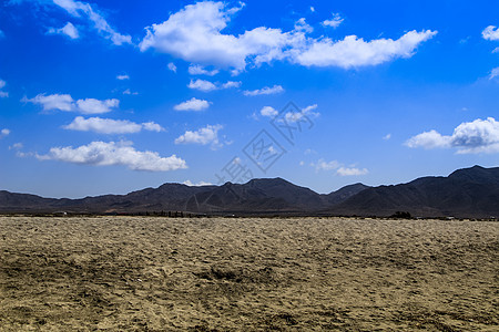 与山丘的Salinas海滩景象公园游客沙漠天空阳光岩石旅行地面砂岩顶峰图片