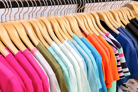 新衣服在商店里多彩店铺设计师服装纺织品衣架产品织物销售彩虹粉色图片