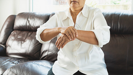 老年妇女的手腕疼痛 高龄概念的保健问题苦难皱纹祖母疾病手指痛苦病痛身体长椅医生背景图片