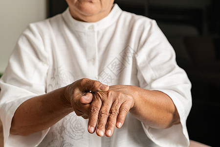 老年妇女的手痛 高龄概念的保健问题病痛风湿病痛苦身体祖母皱纹长椅疾病苦难风湿图片