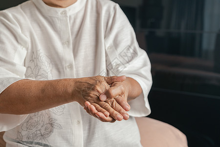 老年妇女的手痛 高龄概念的保健问题风湿风湿病创伤祖母痛苦手腕成人长椅女性手指图片