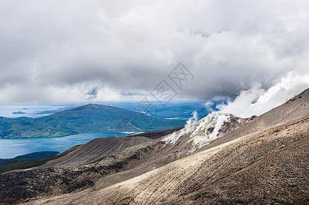 从新西兰蒸蒸汤加里罗火山中看到的罗托亚拉湖图片