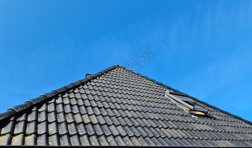 带黑色瓦片和蓝天背景的 velux 风格的开式屋顶窗涂层天空维修建筑屋顶阁楼太阳金属技术天窗图片