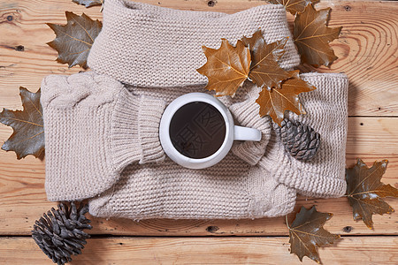 在舒适的秋天阅读一本书桌子休假背景叶子水平棕色咖啡饮料落叶杯子图片