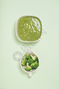 绿色背景的美味西椰菜汤奶油烹饪木头饮食蔬菜桌子食谱乡村盘子美食图片