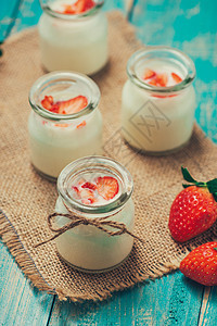 草莓 Yoghurt 健康的食品 餐桌上有草莓和酸奶早餐粉色红色玻璃营养甜点美食图片