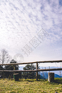 山顶的风景 前墙上有木栅栏图片