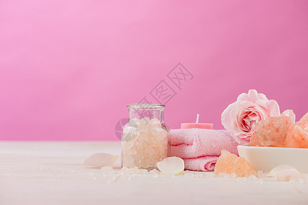 带玫瑰的垃圾邮件设置 在白木本底的温泉处理中使用的各种物品香气奢华浴室肥皂白色环境沙龙治疗产品蜡烛图片