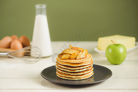 餐桌上有苹果的煎饼 早餐 点心 煎饼日牛奶饼子水果肉桂甜点食物油条小吃糕点蛋糕图片