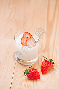 草莓 Yoghurt 健康的食品 餐桌上有草莓和酸奶早餐奶油水果营养乳制品牛奶粉色白色红色甜点冰淇淋背景图片