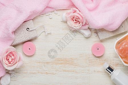带玫瑰的垃圾邮件设置 在白木本底的温泉处理中使用的各种物品芳香治疗粉色桌子疗法作品香气白色图片