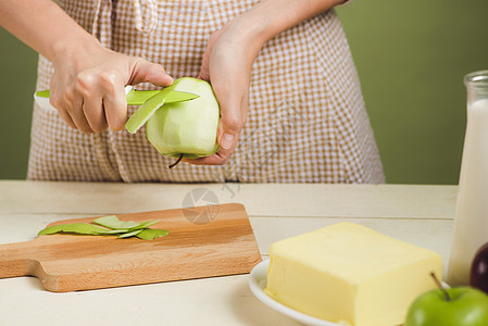 妻子穿着围裙 做苹果蛋糕的步骤 切绿苹果 注 鸡尾酒食物红色厨房烹饪水果女孩桌子木板女性女士图片