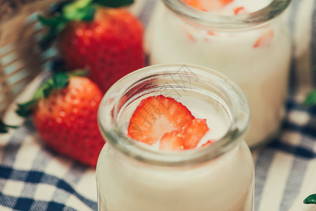 草莓 Yoghurt 健康的食品 餐桌上有草莓和酸奶早餐红色甜点白色产品食物饮食牛奶水果玻璃营养图片