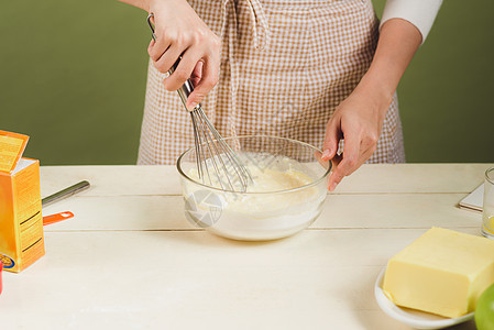 家庭主妇穿着围裙 做巧克力蛋糕的步骤 准备面粉 混合配料和食品厨房巧克力烹饪烘烤食物糕点面包奶油厨师面团图片